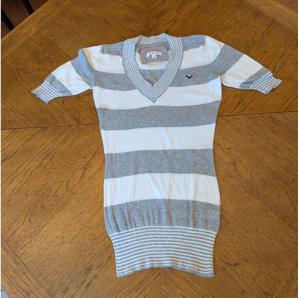 Like, Love Sweaters - Y2K Grey White Striped V-Neck Short Sleeve Summer Sweater  Size Small